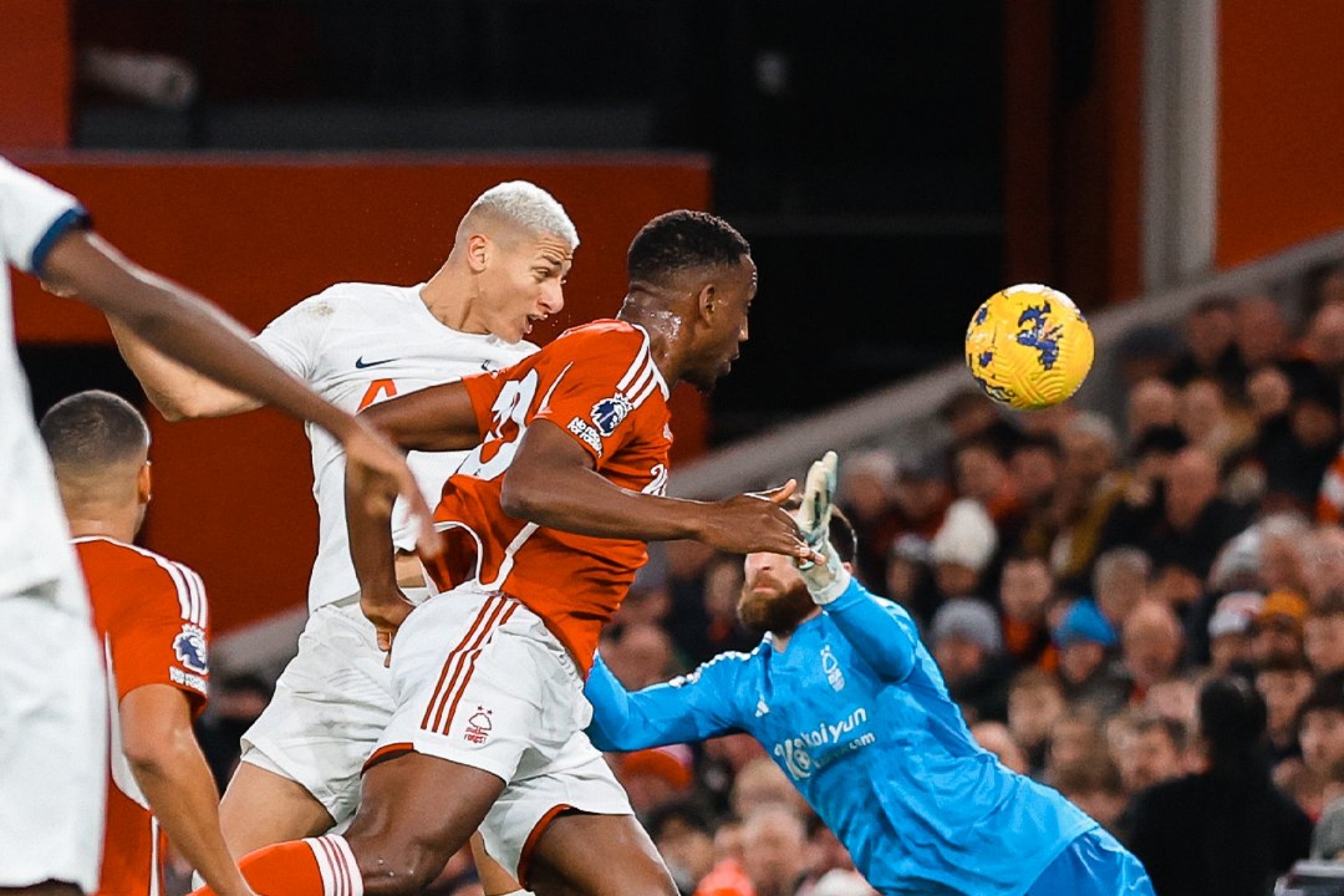 Σέντρα… διαμάντι του Κουλουσέφσκι, κεφαλία «οβίδα» του Ριτσάρλισον και 1-0 η Τότεναμ! (vid)