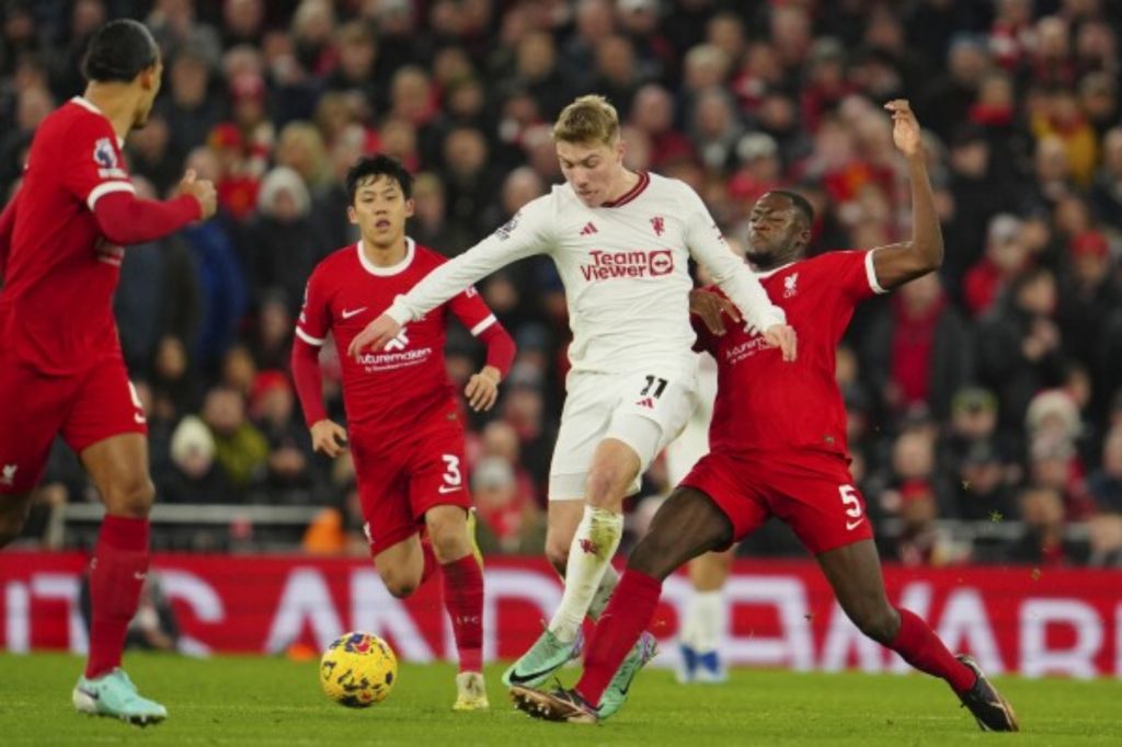 Ο Νέβιλ μίλησε… έξω από τα δόντια: «Χόιλουντ, αυτό σου λείπει για να γίνεις μεγάλος»!