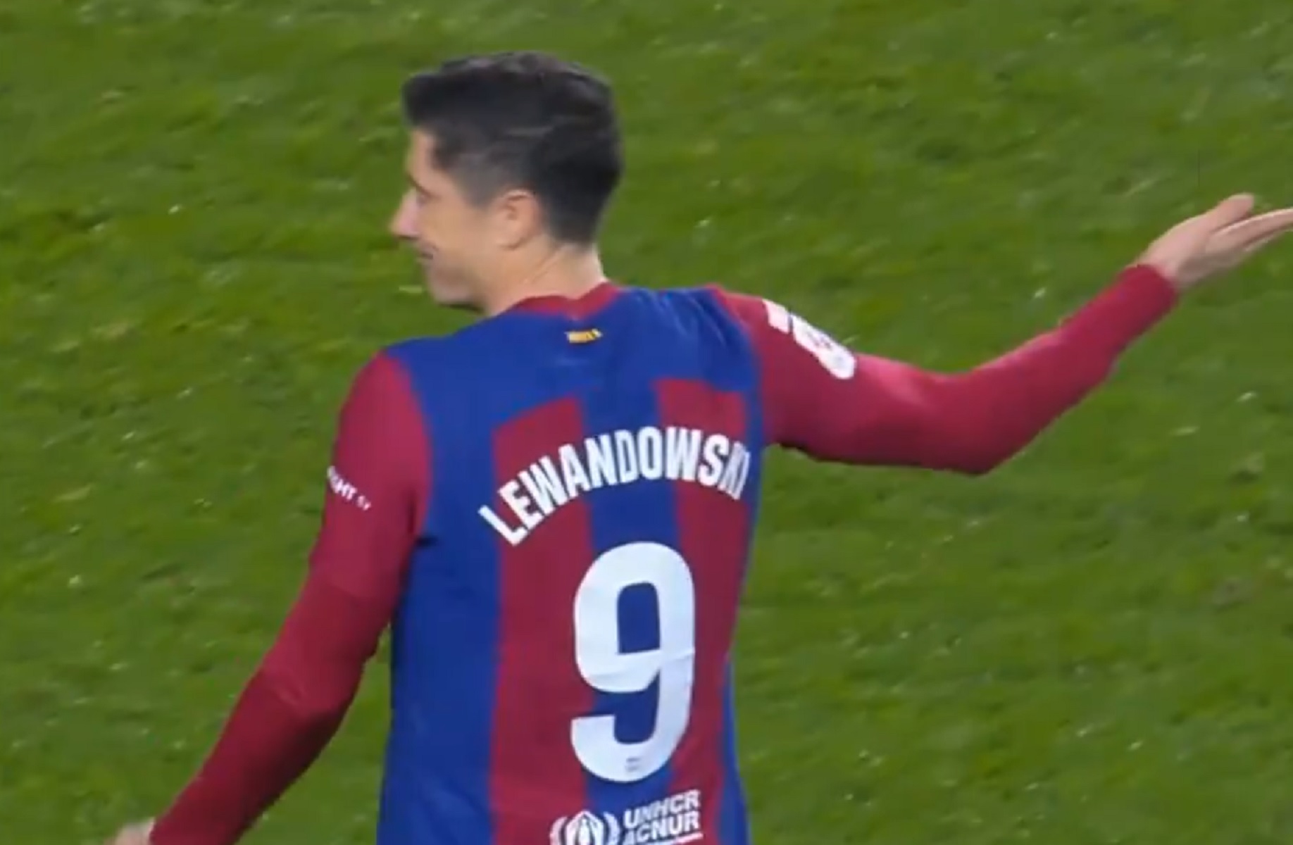 «Τρικυμία» στην Μπαρτσελόνα – Στα… κάγκελα Λεβαντόφσκι και Ραφίνια για ένα φάουλ (vid)