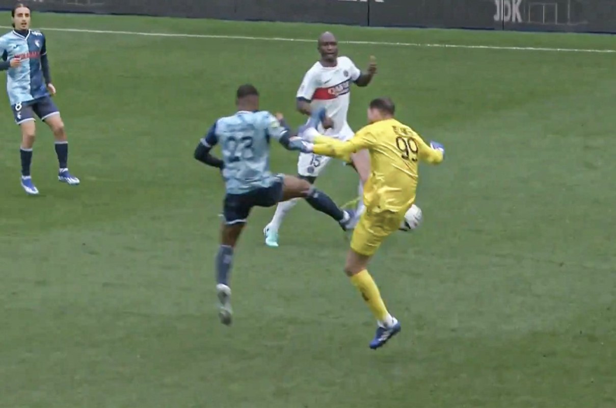 Ρε, είσαι τρελός ρε; – Ο Ντοναρούμα πήγε να… διαλύσει αντίπαλο και πήρε ΜΟΝΟ κόκκινη (vid)