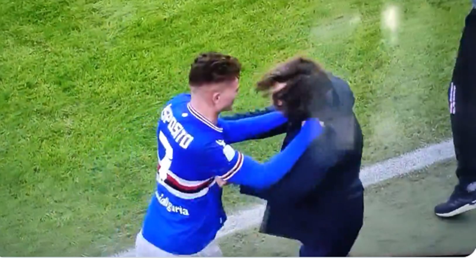 Παίκτης της Σαμπντόρια πήρε… καροτσάκι τον Πίρλο: Σοκ για τον Ιταλό προπονητή! (vid)