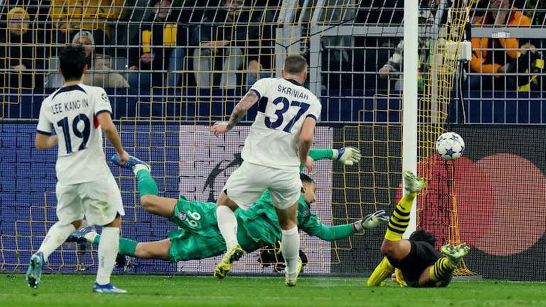 Τα είδε όλα η… Παρί, όμως, στο φινάλε χαμογέλασε αυτή! (vids)