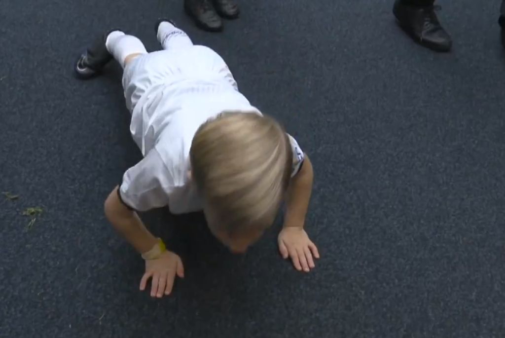 Πιτσιρικάς της Τότεναμ… έλιωσε στο ζέσταμα – Έκανε μέχρι και push ups (vid)