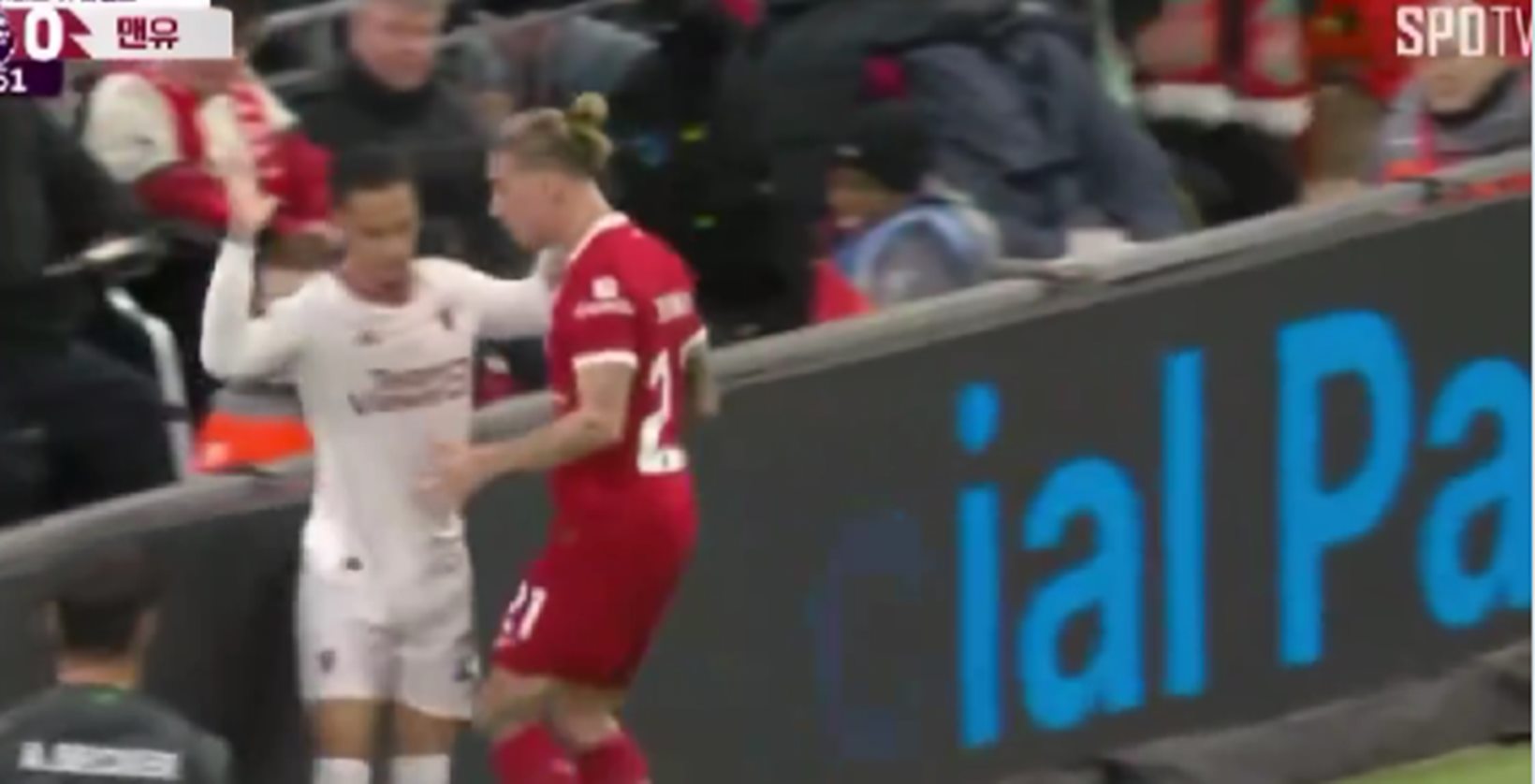 Στον Τσιμίκα δεν… περνάνε μαγκιές: Το βλέμμα του Έλληνα μπακ «τελείωσε» τον Άντονι! (vid)