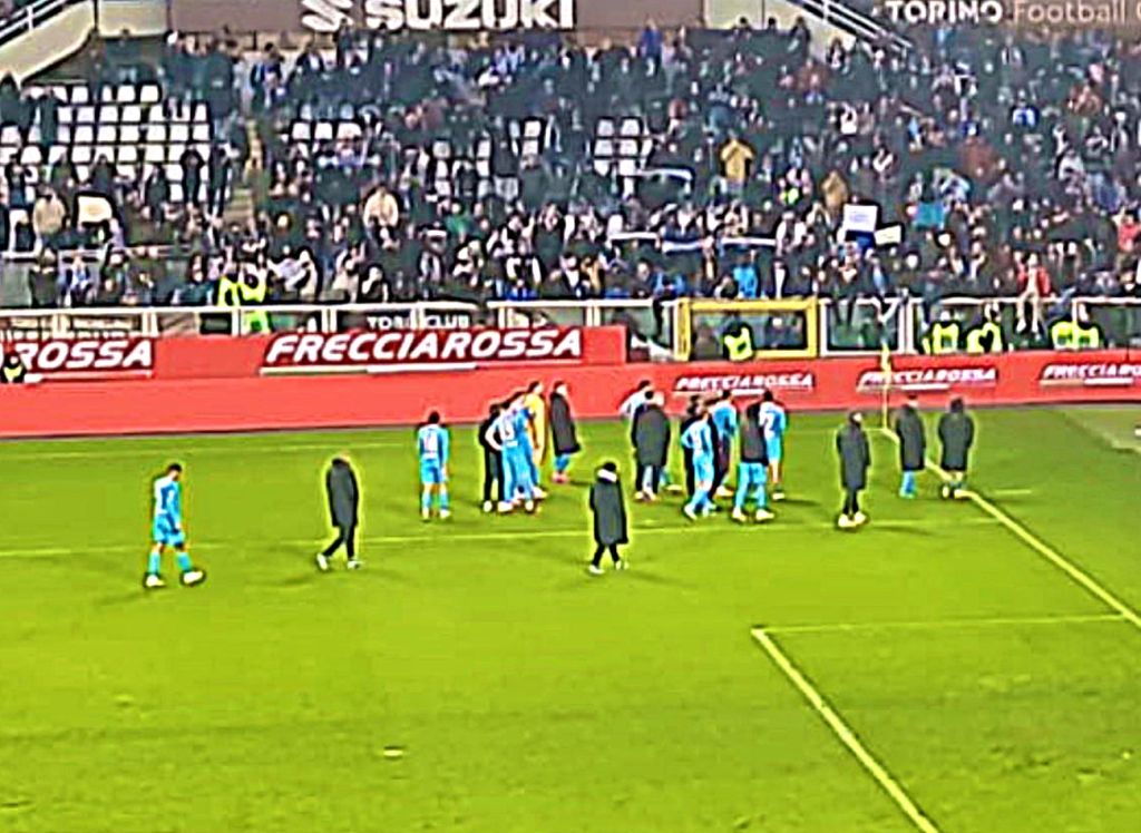 Τα έσπασαν οι τιφόζι της Νάπολι στο Τορίνο, καπνογόνα στο 1-0 κι εξάψαλμος στους παίκτες!