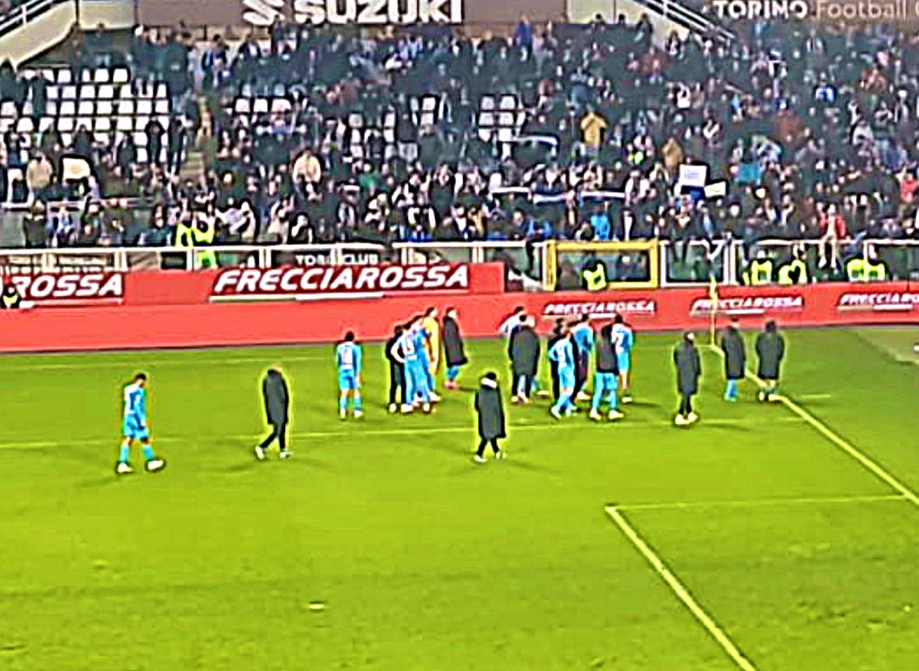Τα έσπασαν οι τιφόζι της Νάπολι στο Τορίνο, καπνογόνα στο 1-0 κι εξάψαλμος στους παίκτες!