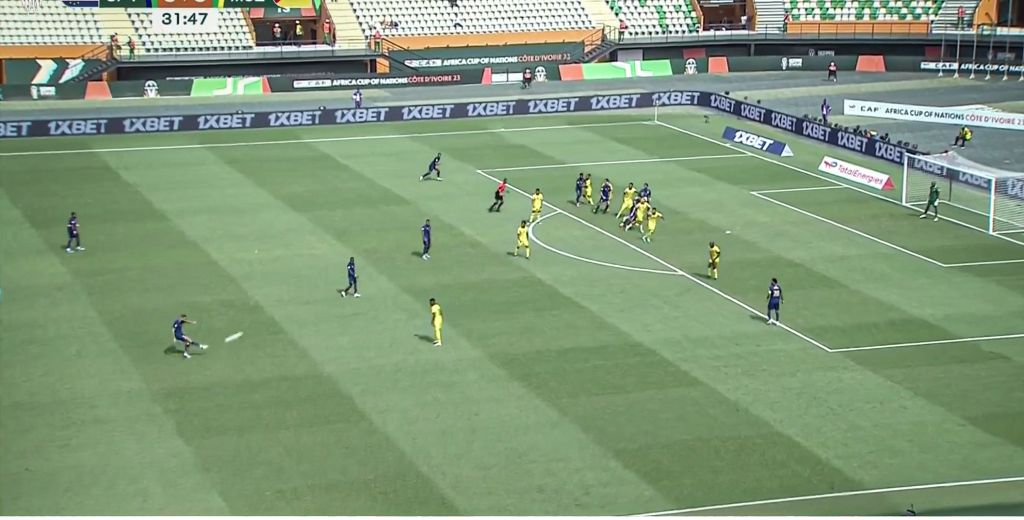 Το έβαλε από το σπίτι του – ΓΚΟΛΑΡΑ στο Copa Africa με… φάουλ από το κέντρο (vid)