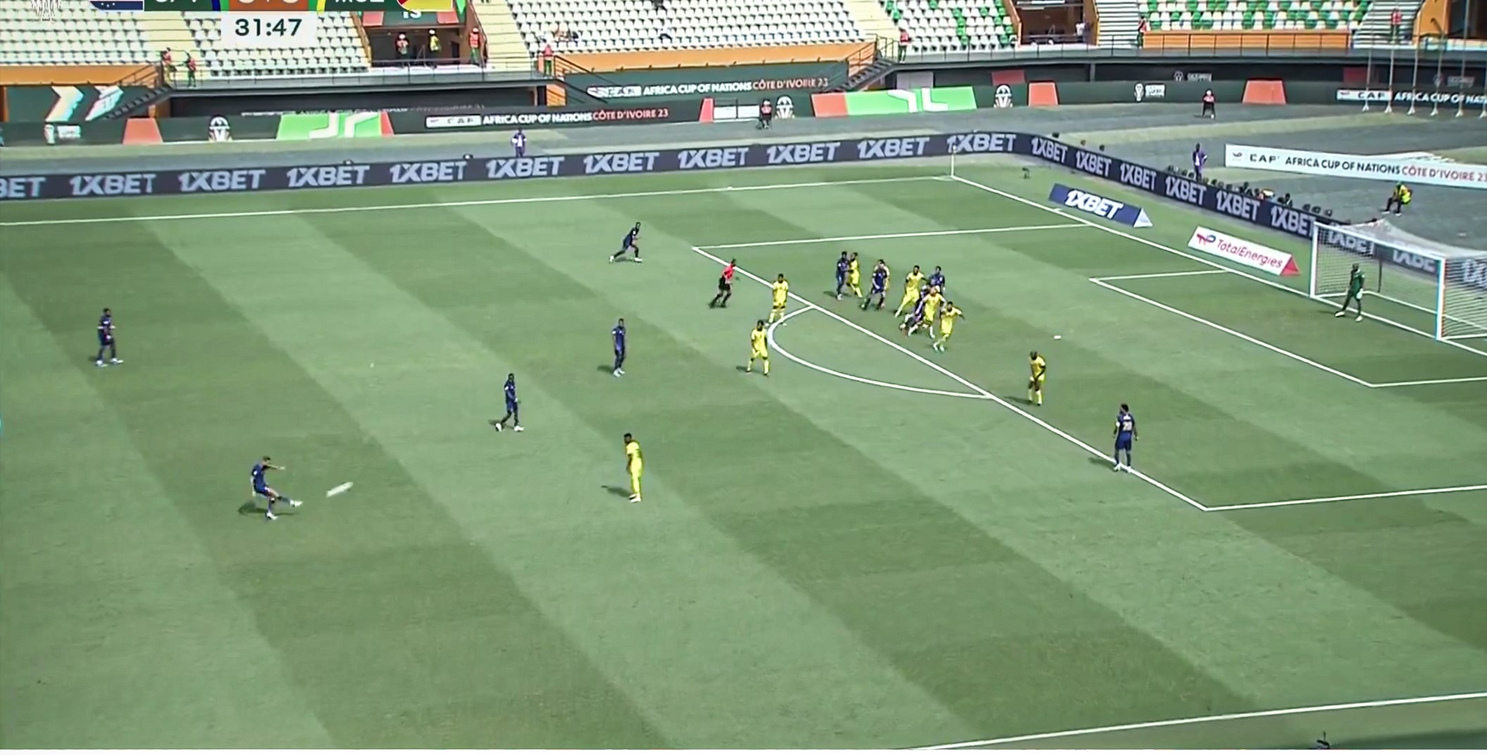 Το έβαλε από το σπίτι του – ΓΚΟΛΑΡΑ στο Copa Africa με… φάουλ από το κέντρο (vid)