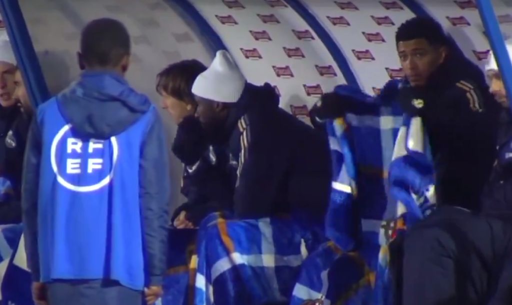 Πρώτος μάγκας σε όλα ο Μπέλινγχαμ – Έδωσε τη κουβέρτα του σε ball boy (vid)