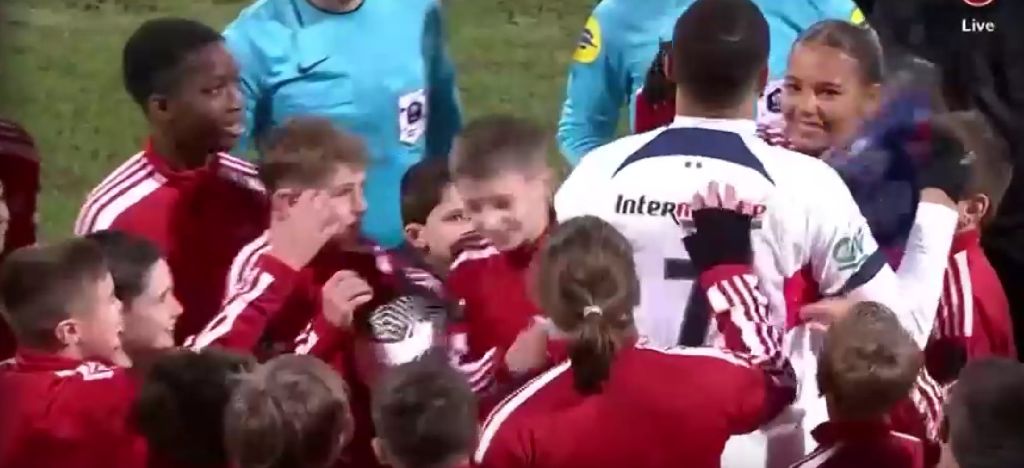 Ο Μπαπέ έδειξε ότι ξέρει πως να χαρίζει χαρά στα παιδιά! (vid)