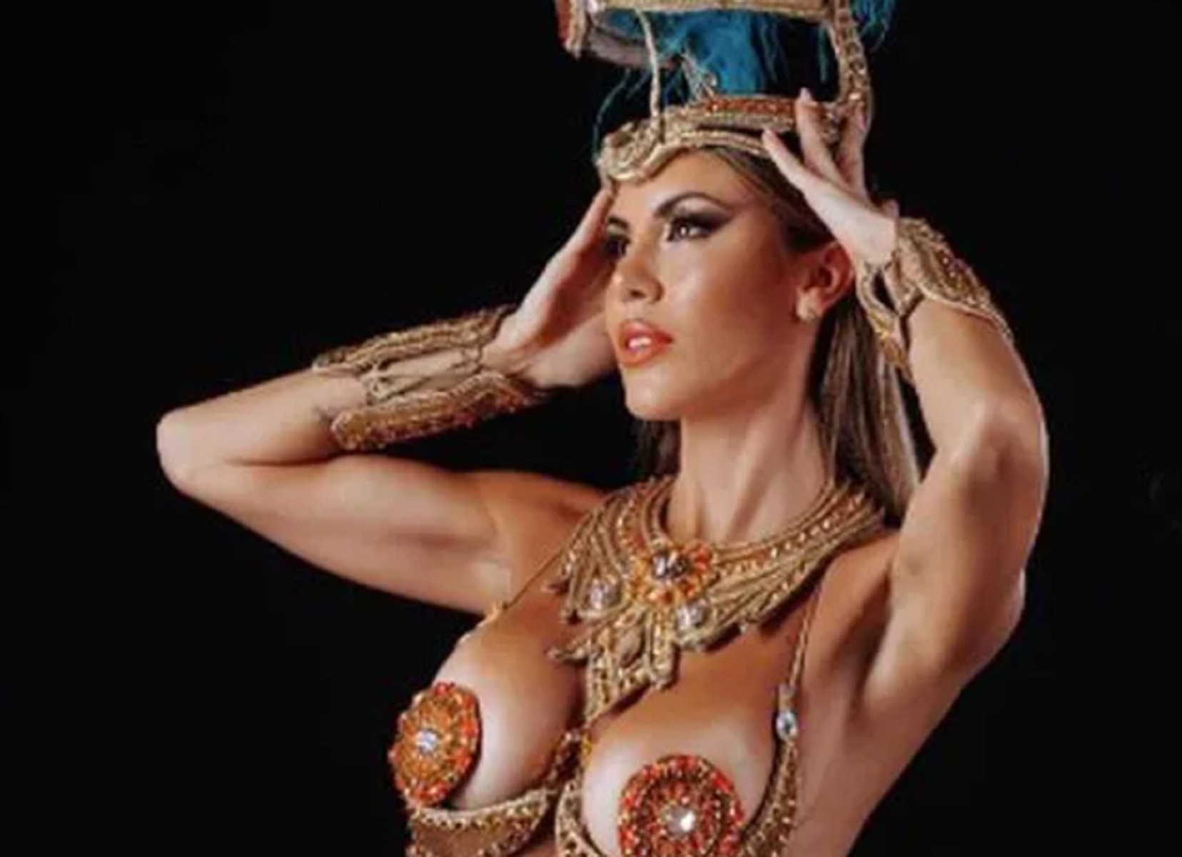 Έπεσαν τα… σαγόνια με την σχεδόν γυμνή σύντροφο του Λισάντρο Μαρτίνες (pics)