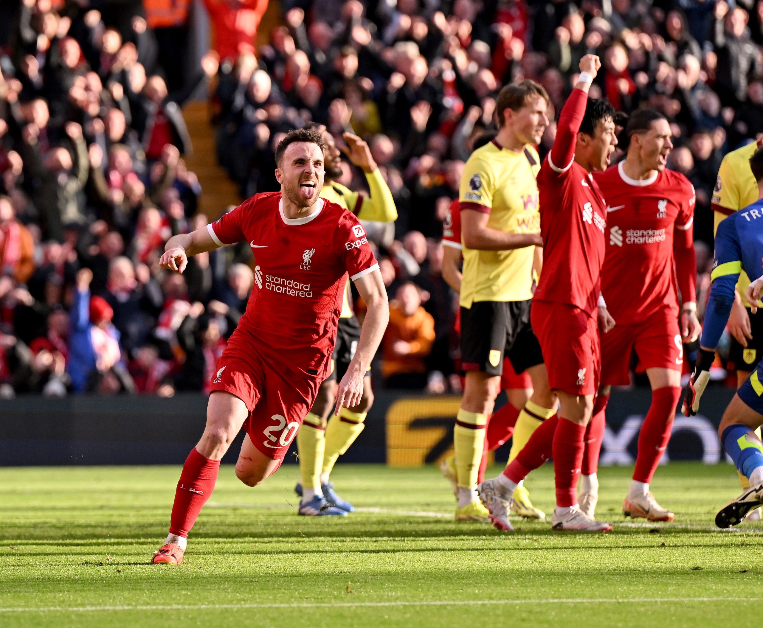 Μην… νευριάζετε την Λίβερπουλ – Νίκη με τριάρα και ξανά κορυφή! (vid)