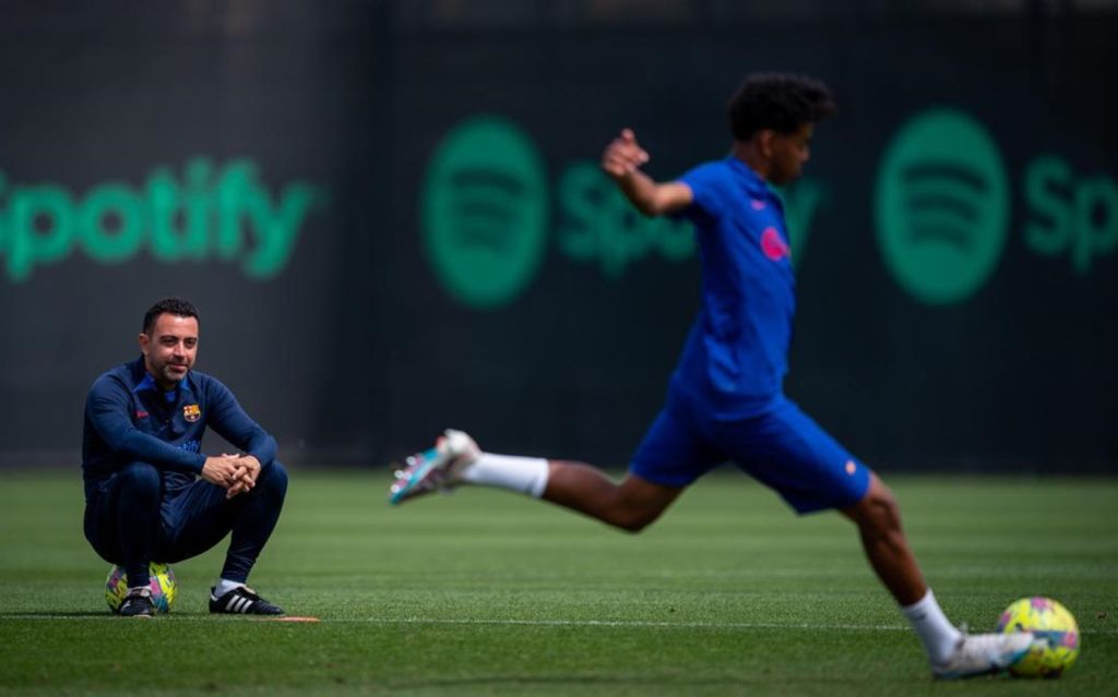 Πίνει νερό στ’ όνομα του Τσάβι ο Γιαμάλ: «Κανείς άλλος δεν θα με άφηνε να παίξω στα 15 μου» (vid)