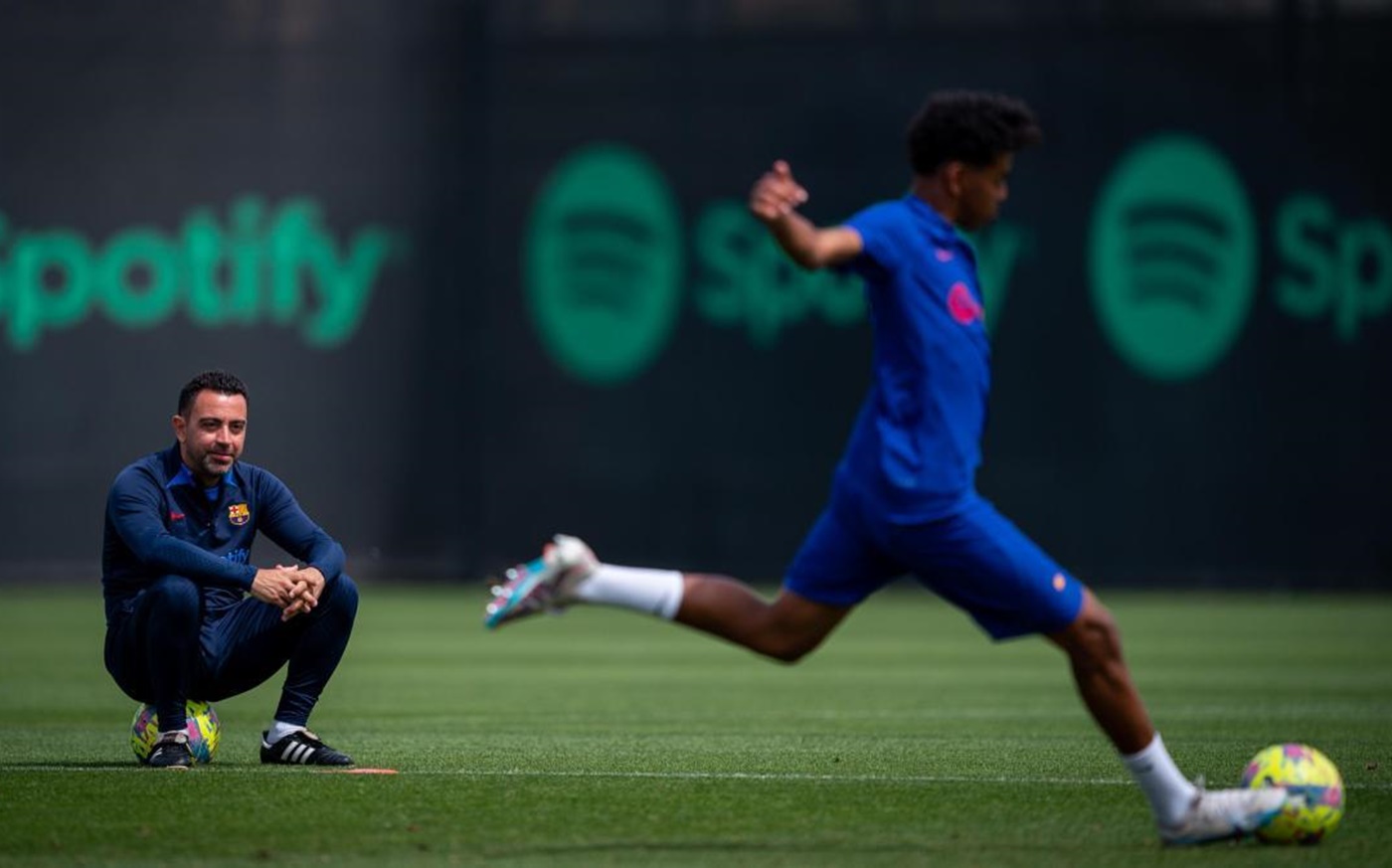 Πίνει νερό στ’ όνομα του Τσάβι ο Γιαμάλ: «Κανείς άλλος δεν θα με άφηνε να παίξω στα 15 μου» (vid)