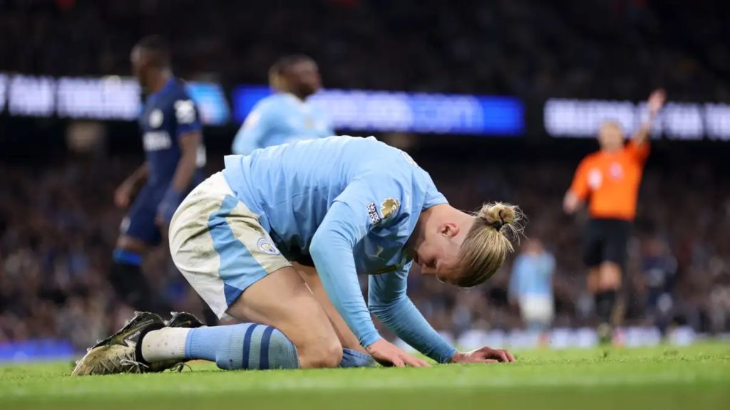 Έξαλλος ο Χάαλαντ – Έσπρωχνε τις κάμερες μετά το ντέρμπι με την Τσέλσι!