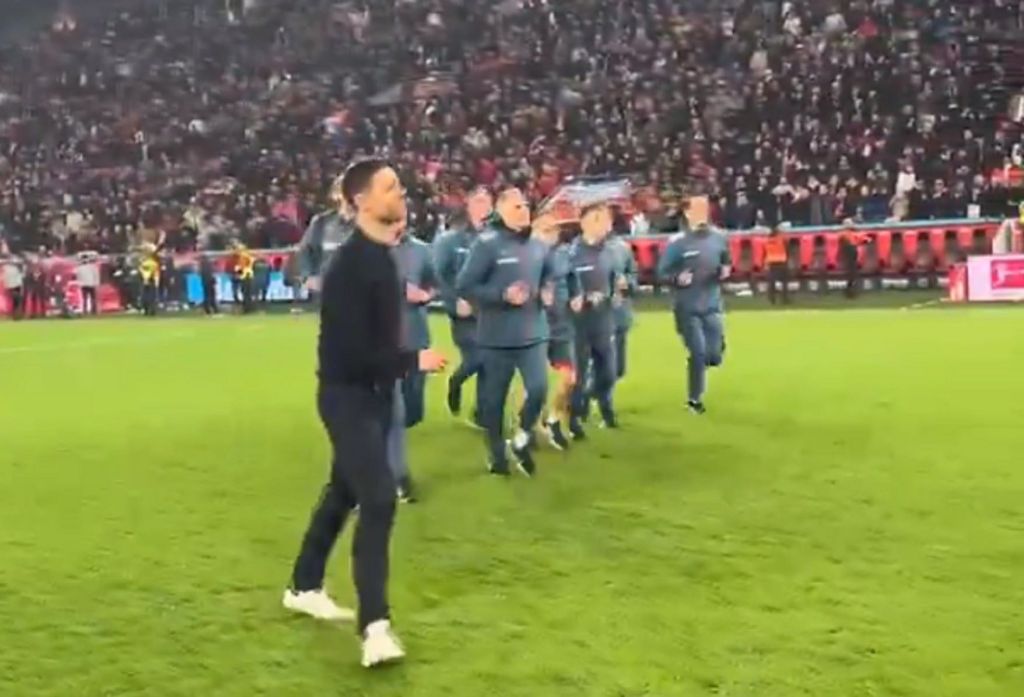 Αυτός είναι ο μίστερ Αλόνσο – Πανηγύρισε με όλο το staff το «τρίμπαλο» κόντρα στην Μπάγερν (vid)