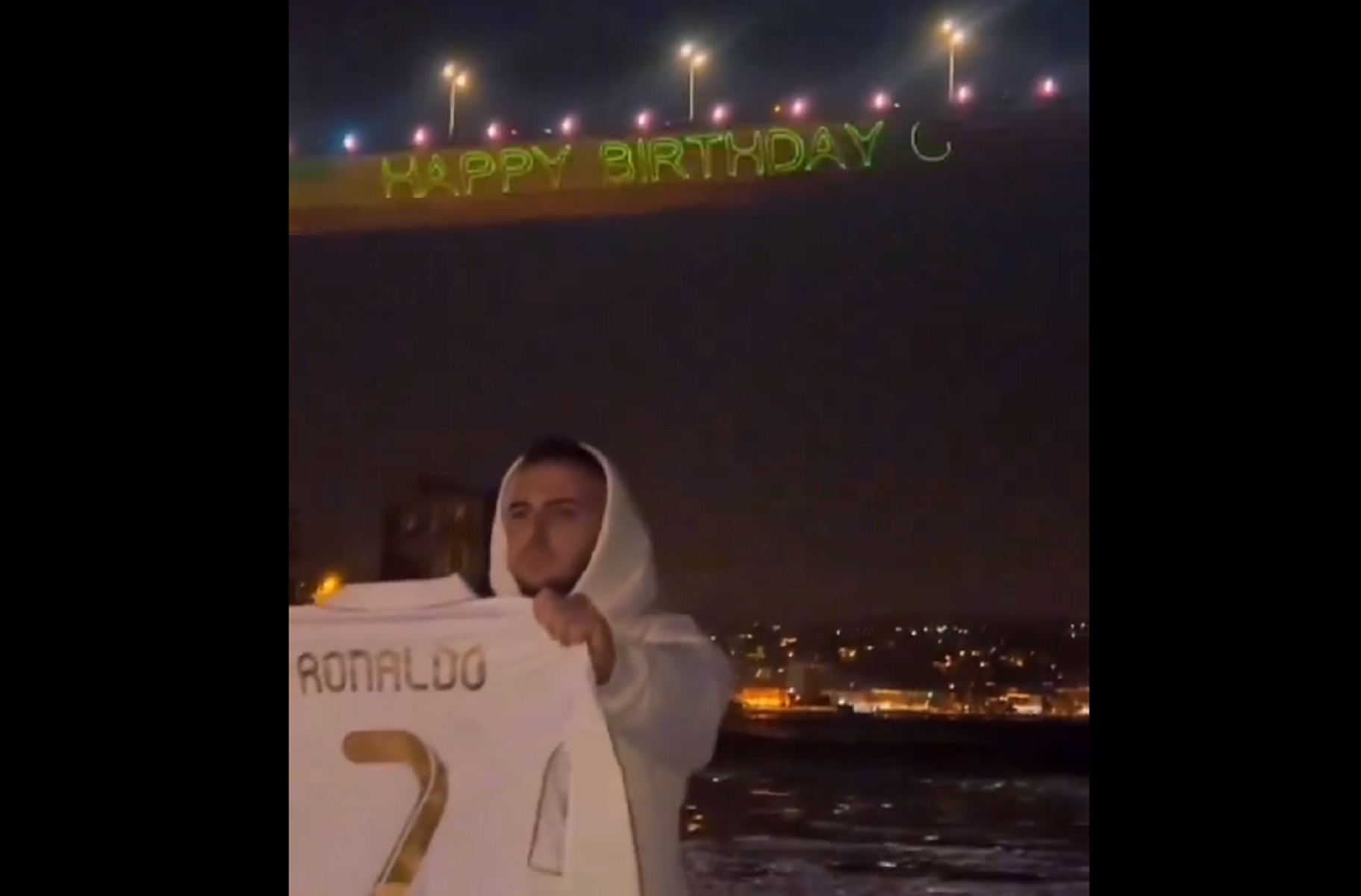 Τούρκος οπαδός του Κριστιάνο φωταγώγησε τη γέφυρα στον Βόσπορο για τα γενέθλιά του (vid)