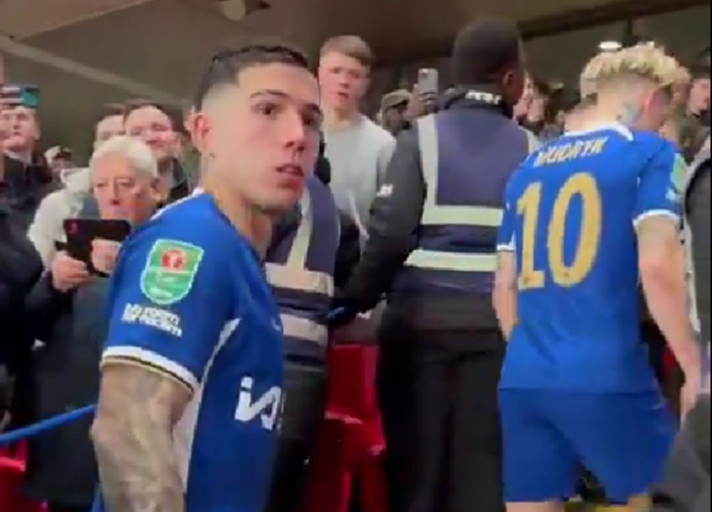 Έτοιμος για… τσαμπουκά με οπαδό της Λίβερπουλ ο Έντσο Φερνάντες! (vid)