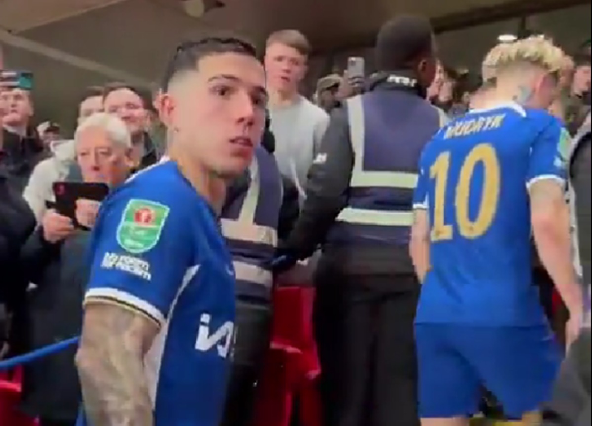 Έτοιμος για… τσαμπουκά με οπαδό της Λίβερπουλ ο Έντσο Φερνάντες! (vid)