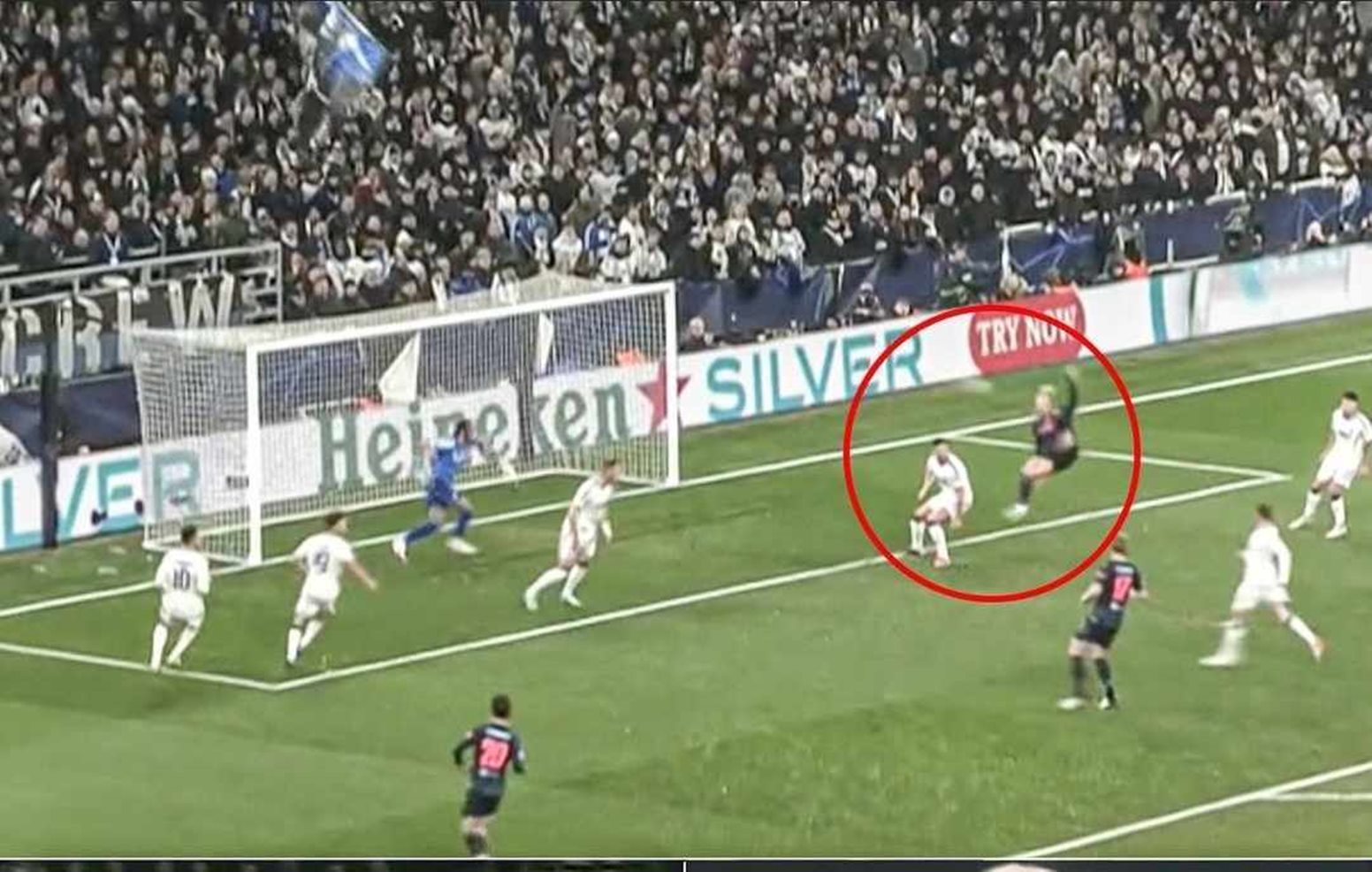 Ο Χάαλαντ επιβεβαίωσε ότι δεν είναι άνθρωπος, αλλά… ρομπότ με αυτό το αεροπλανικό! (vid)