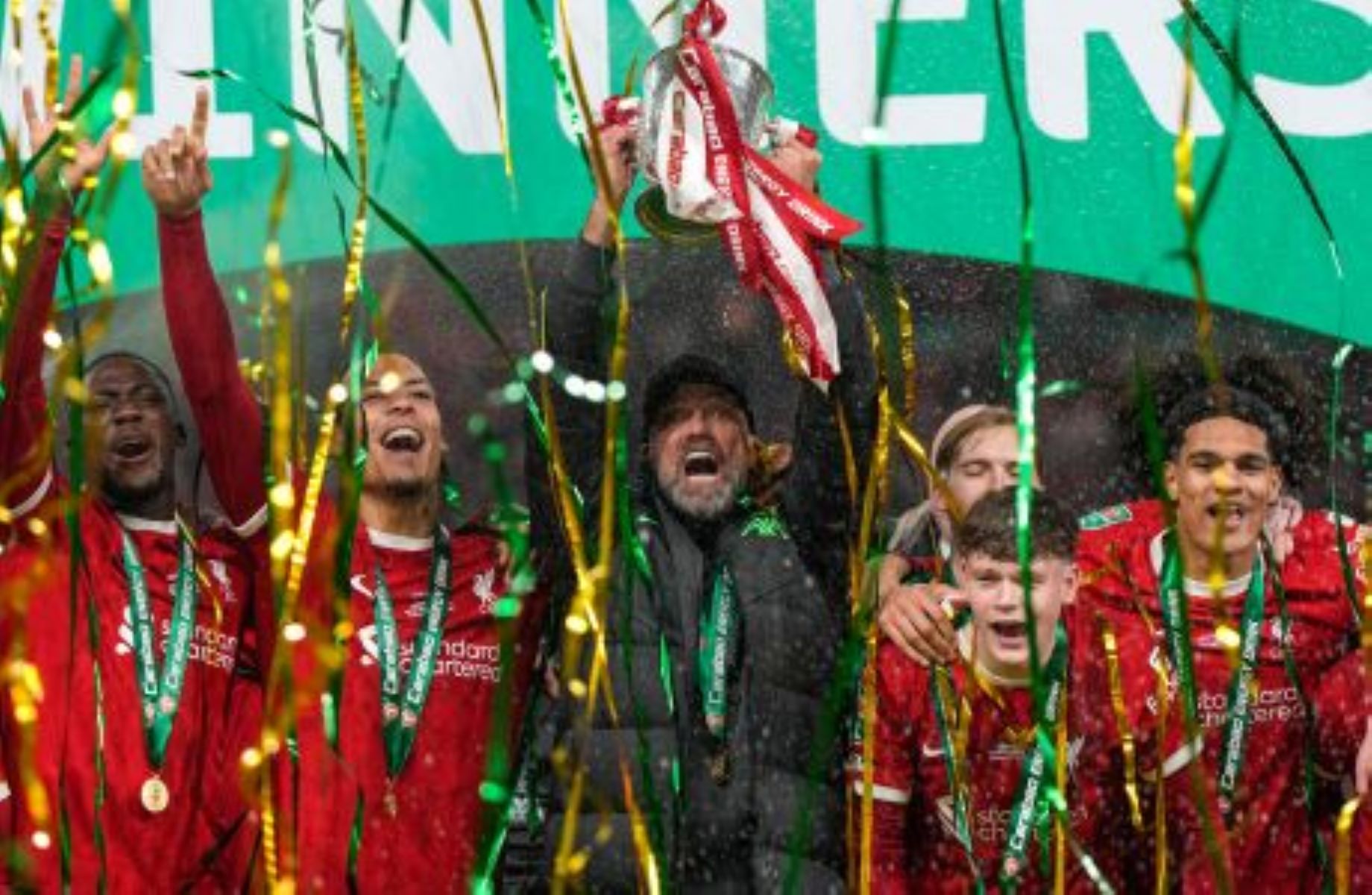 Λίβερπουλ: Ο Κλοπ κοιμήθηκε στο αεροπλάνο αγκαλιά με την κούπα του League Cup (pic)