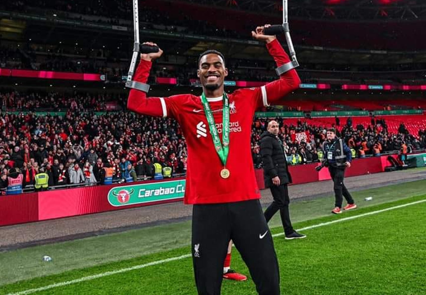 Ακόμα και τραυματίας ο Γκράβενμπερχ μάσαγε… σίδερα για να πάρει το μετάλλιό του! (pic)