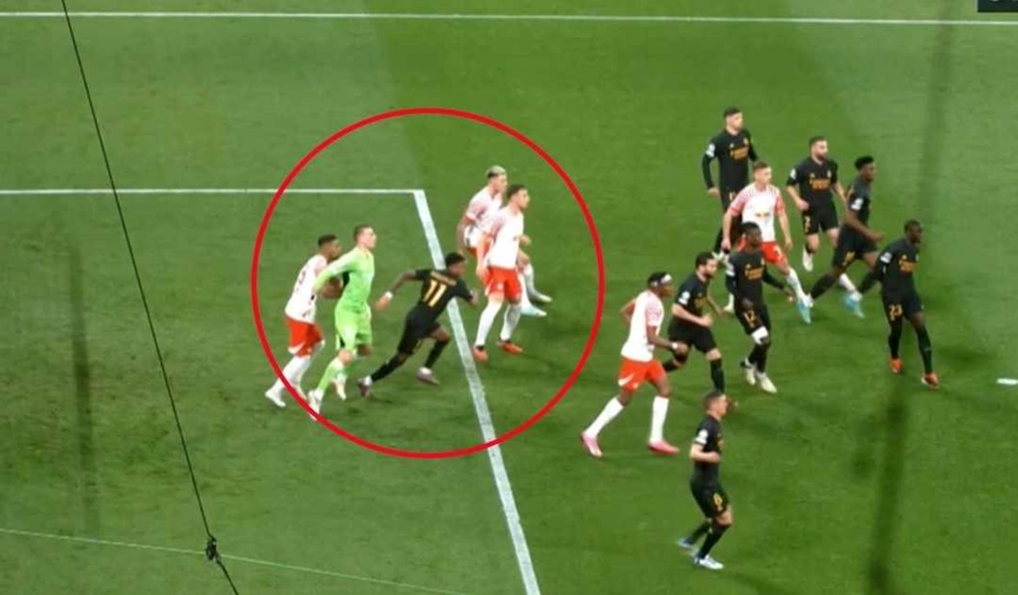 Η Λειψία φωνάζει για πεντακάθαρο γκολ, αλλά, το VAR είχε άλλη γνώμη! (vid/pics)