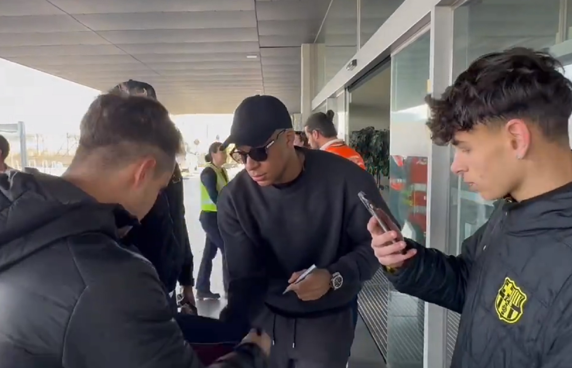 Στη Βαρκελώνη ο Μπαπέ – Χαμός και… υπογραφές στο αεροδρόμιο (vid)