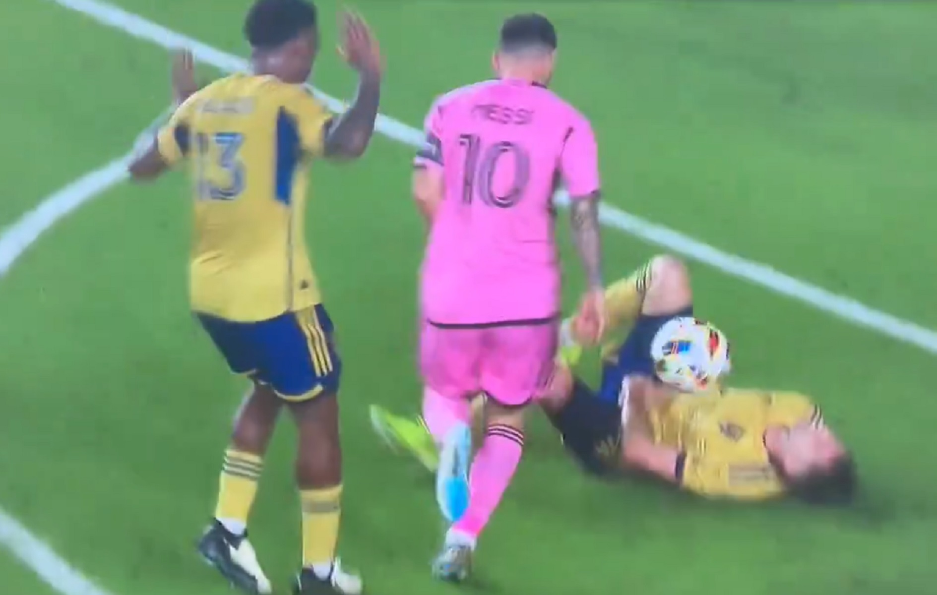 Λιονέλ Μέσι: Μοίρασε… σακούλα σε πεσμένο τραυματία (vid)