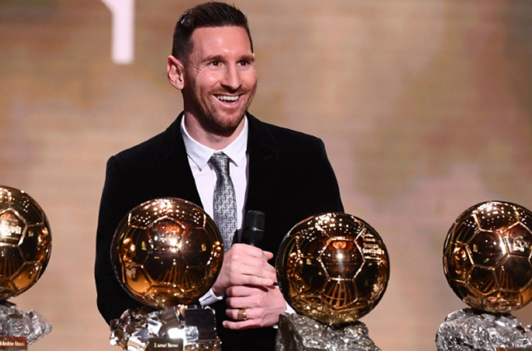 Λιονέλ Μέσι: Έδωσε την 8η Χρυσή Μπάλα στο μουσείο της Μπαρτσελόνα (vid)