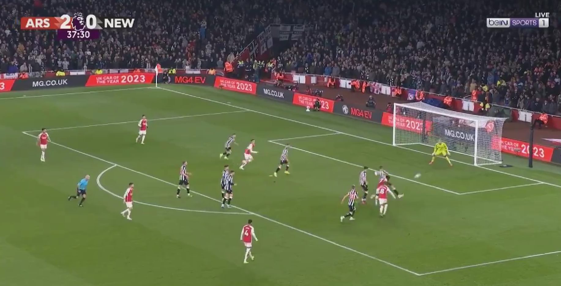 Μαγική ενέργεια από Σάκα: Παραλίγο ΓΚΟΛΑΡΑ, αλλά τον νίκησε ο Κάριους! (vid)