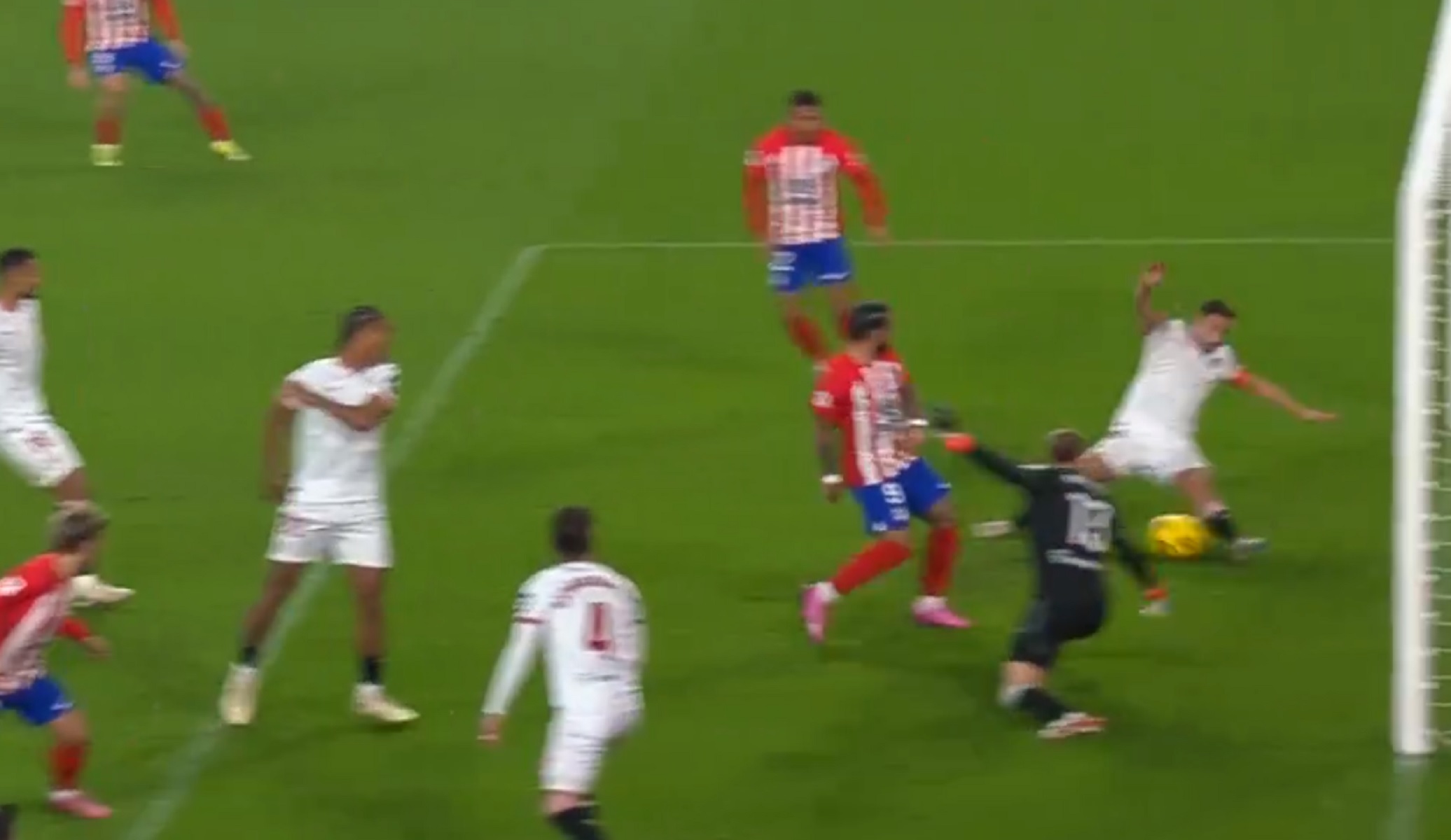 Ο Νάβας άπλωσε… τείχος και αρνήθηκε σίγουρο γκολ στον Γκριεζμάν (vid)