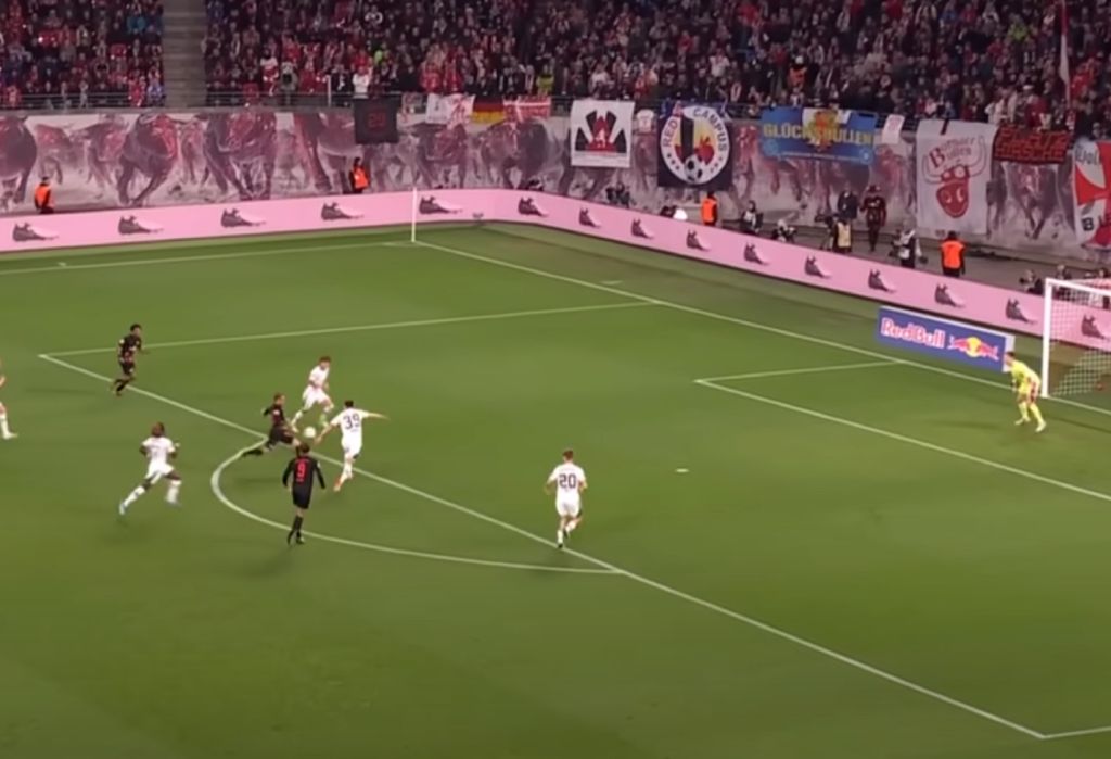 Ο Τσάβι Σίμονς όταν σκοράρει… ζωγραφίζει (vid)