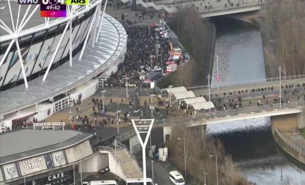 Δεν άντεξαν την ξεφτίλα – Οπαδοί της Γουέστ Χαμ έφυγαν μαζικά στο ημίχρονο (vid)