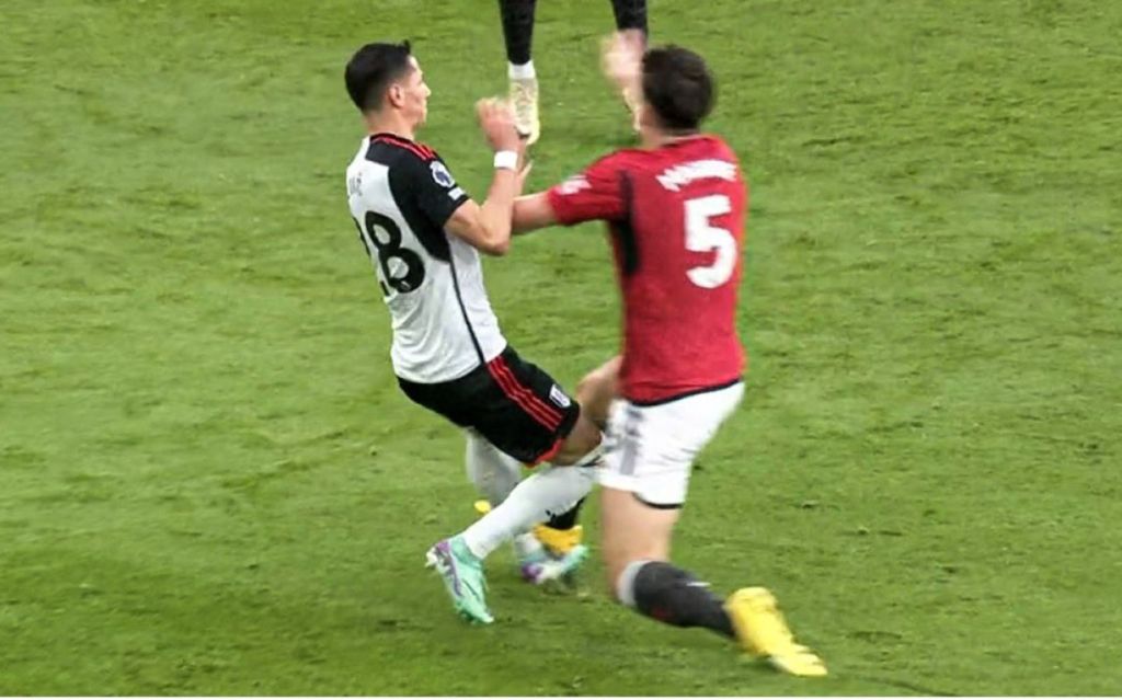 Μαγκουάιρ, για γέλια – Μαρκάρισμα… για κόκκινη, αλλά το VAR κοιμήθηκε (vid)