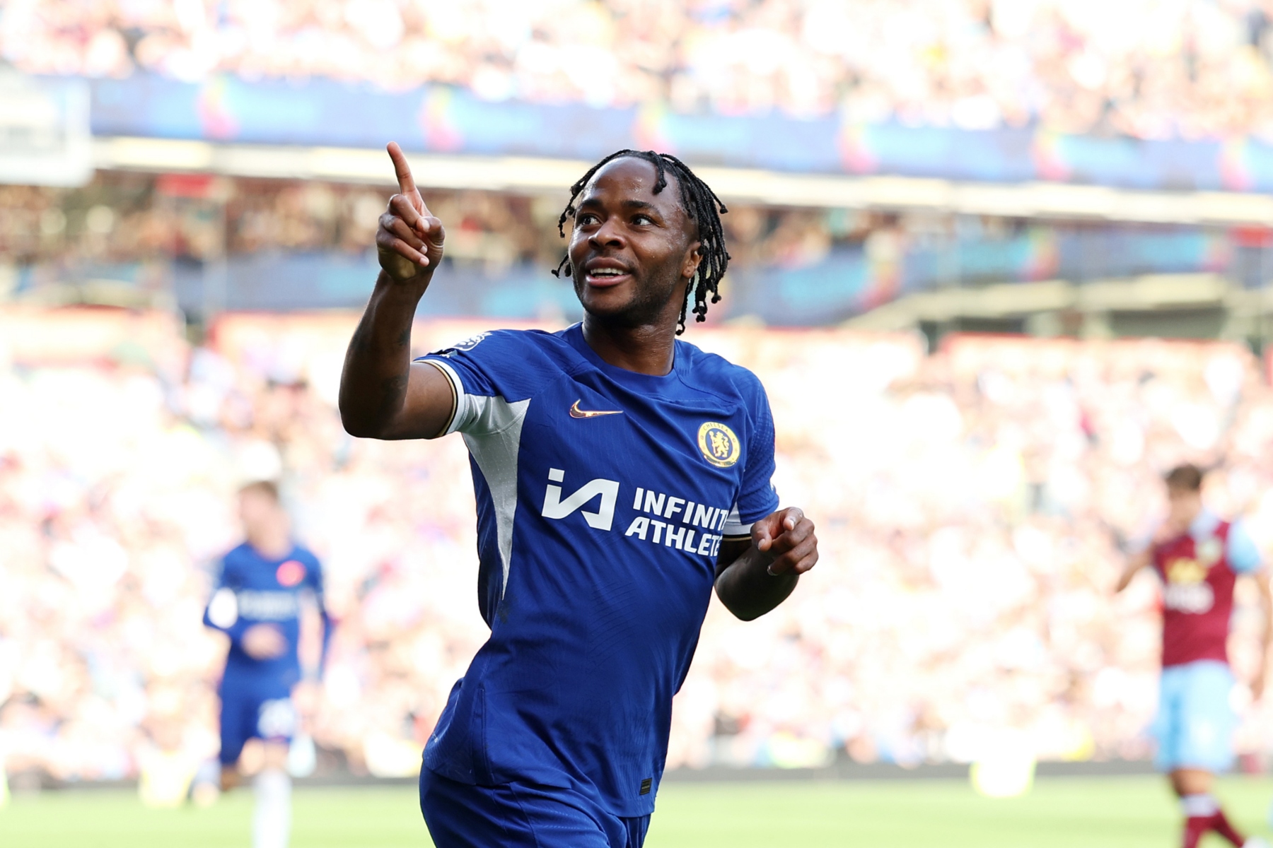 Τσέλσι: Ο Στέρλινγκ αγνοεί τα χρήματα και δεν το… κουνάει από το Λονδίνο!