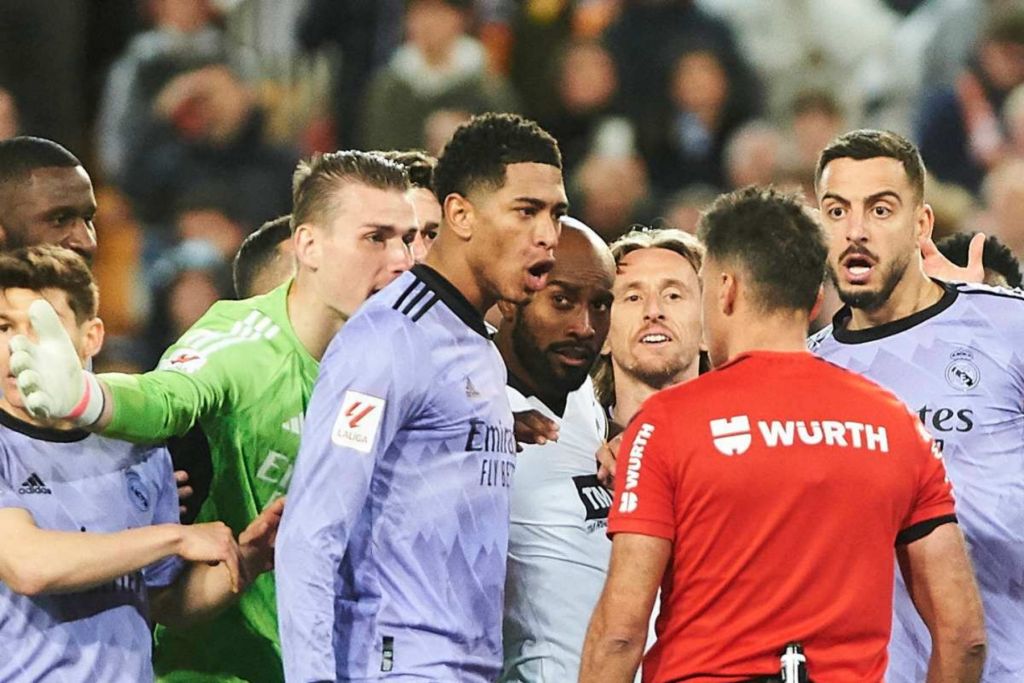 Μπέλινγχαμ για την κόκκινη με Βαλένθια: «Με τιμωρούν επειδή είμαι νέος στην Ισπανία»!