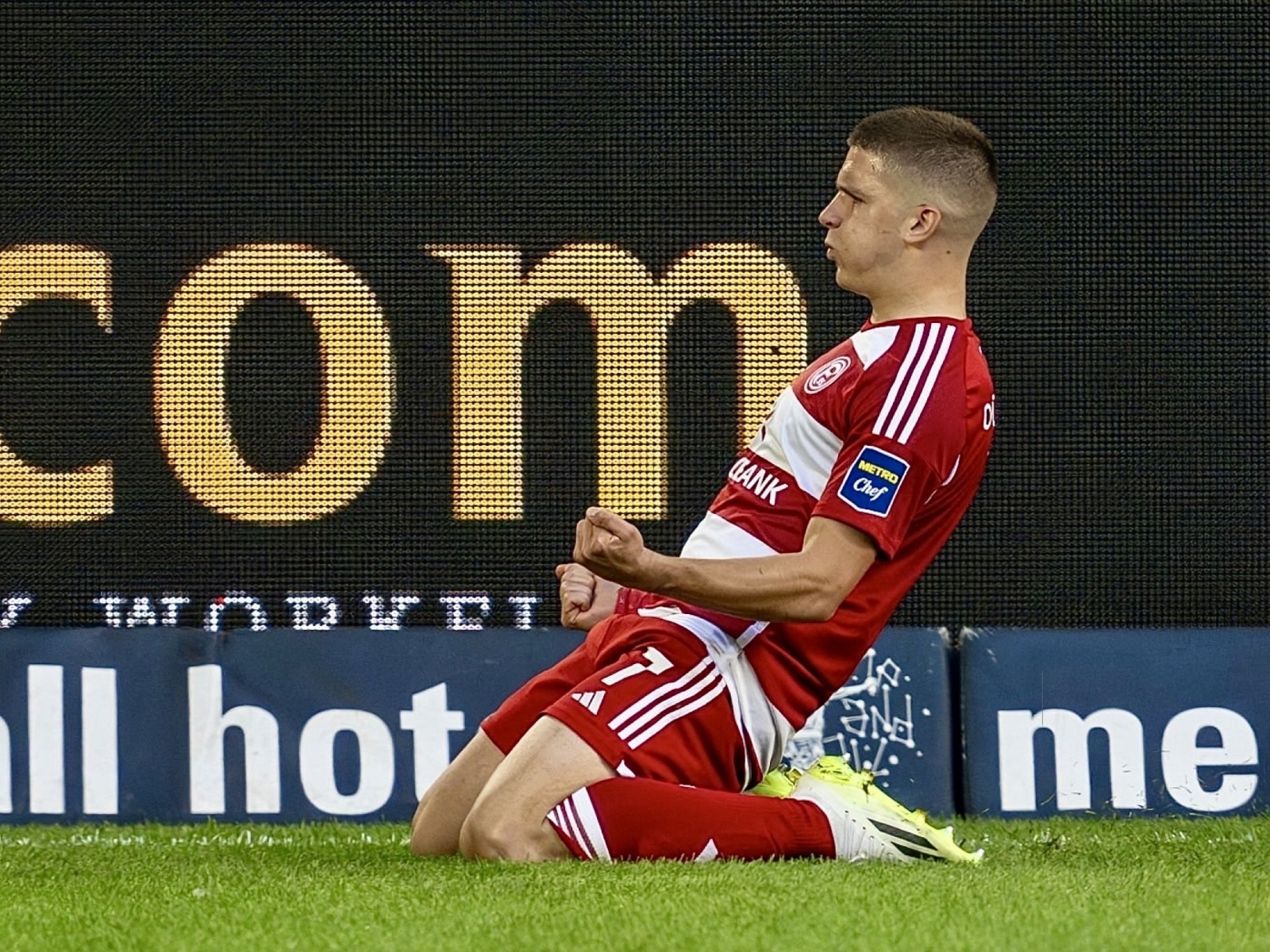 Συνεχίζει να… οργιάζει ο Τζόλης: Γκολ και δύο ασίστ με την Ντίσελντορφ! (vid)