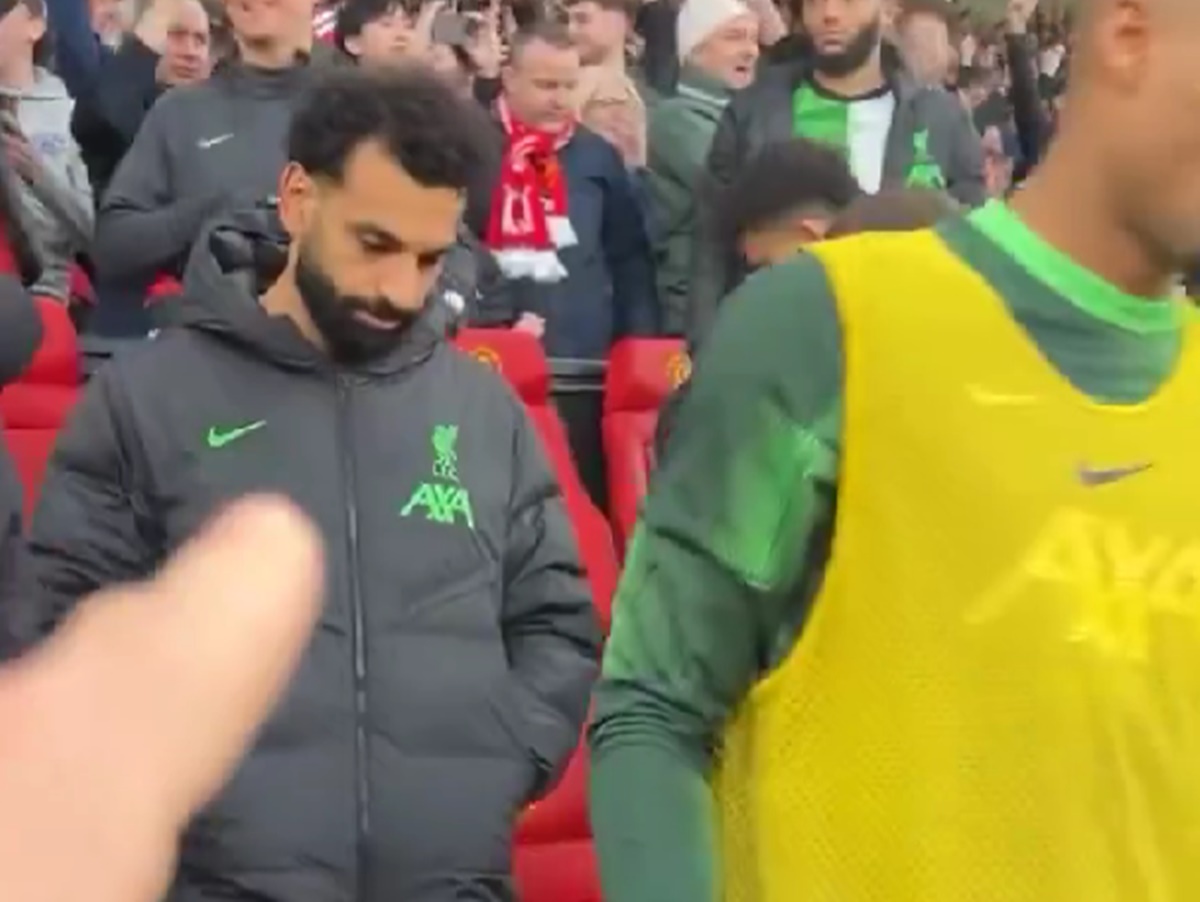 Ξεσάλωσε οπαδός της Γιουνάιτεντ κοροιδεύοντας στα… μούτρα του τον Σαλάχ! (vid)