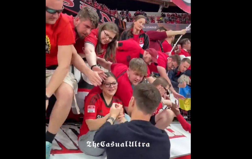 Σαν τον Αλόνσο κανείς – Χαιρετά έναν προς έναν τους οπαδούς της Λεβερκούζεν (vid)