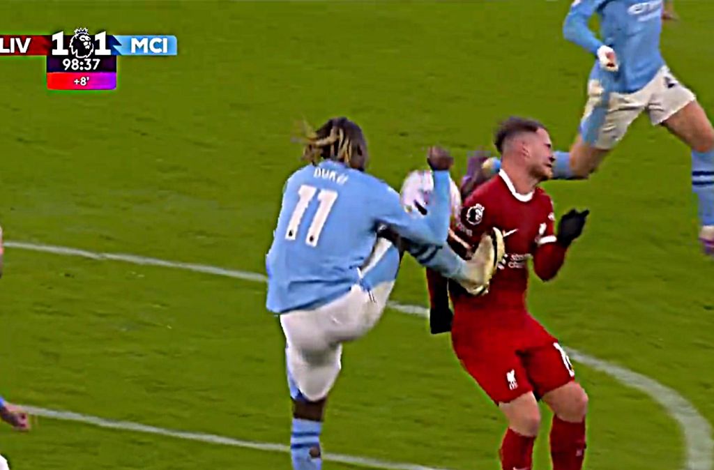 Λίβερπουλ – Σίτι: Οι «κόκκινοι» φωνάζουν για πέναλτι του Ντοκού στο Μακ Άλιστερ στο 99′! (vid)