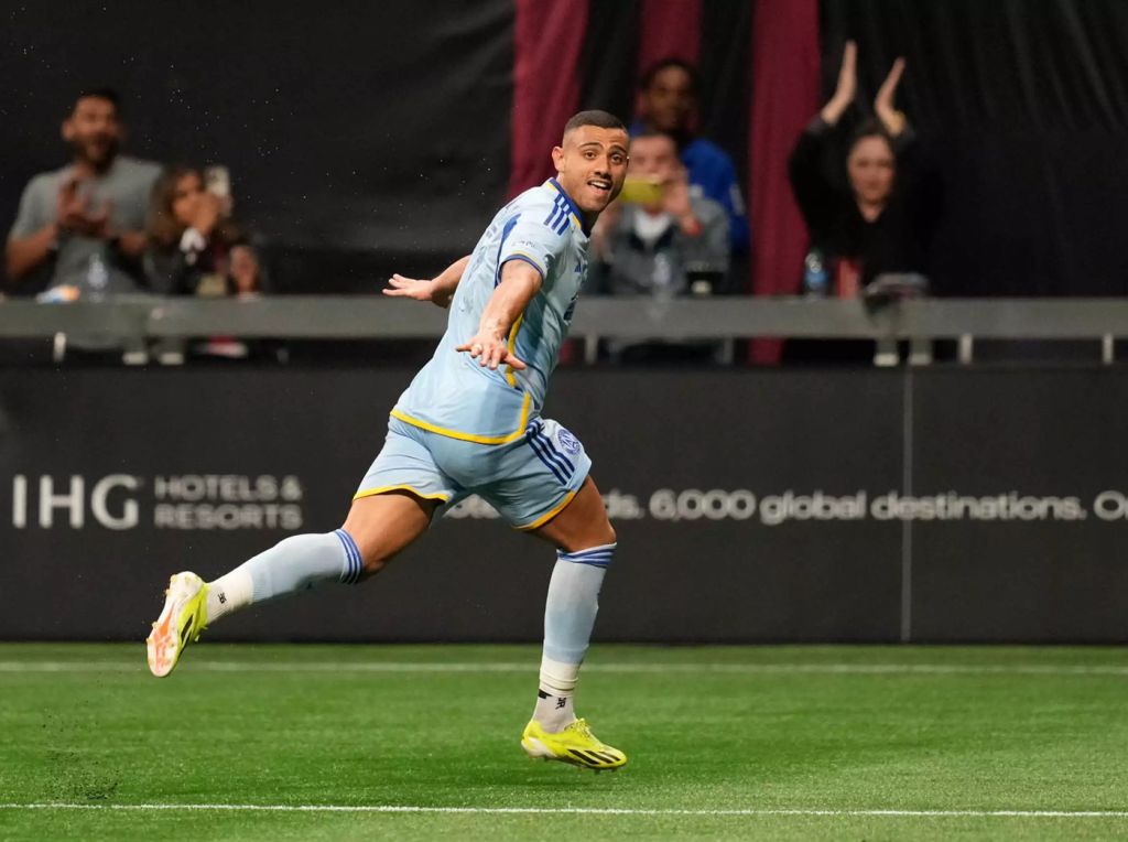 ΓΚΟΛΑΡΑ ο σούπερ Γιακουμάκης – Πέρασε Μέσι κι έπιασε Σουάρες! (vids)