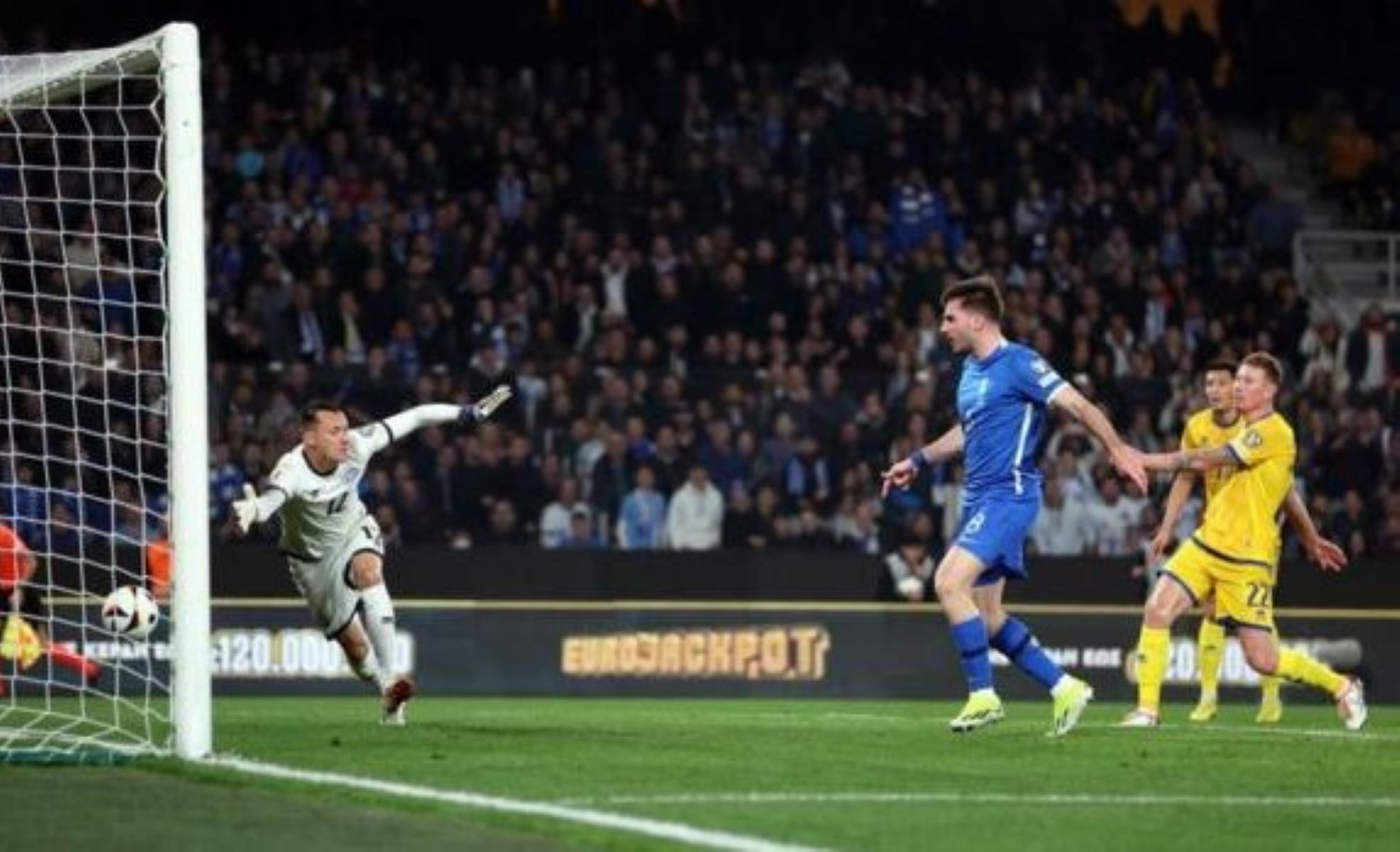 Οι ηρωικοί οπαδοί της Εθνικής στην Τιφλίδα και η ανάρτηση της «Γαλανόλευκης» (pic)