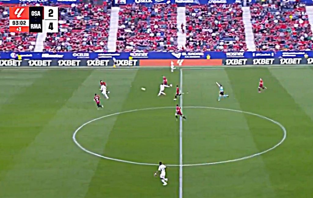 Ελάχιστα εκατοστά μακριά από το γκολ της ζωής του ο Αρντά Γκιουλέρ! (vid)