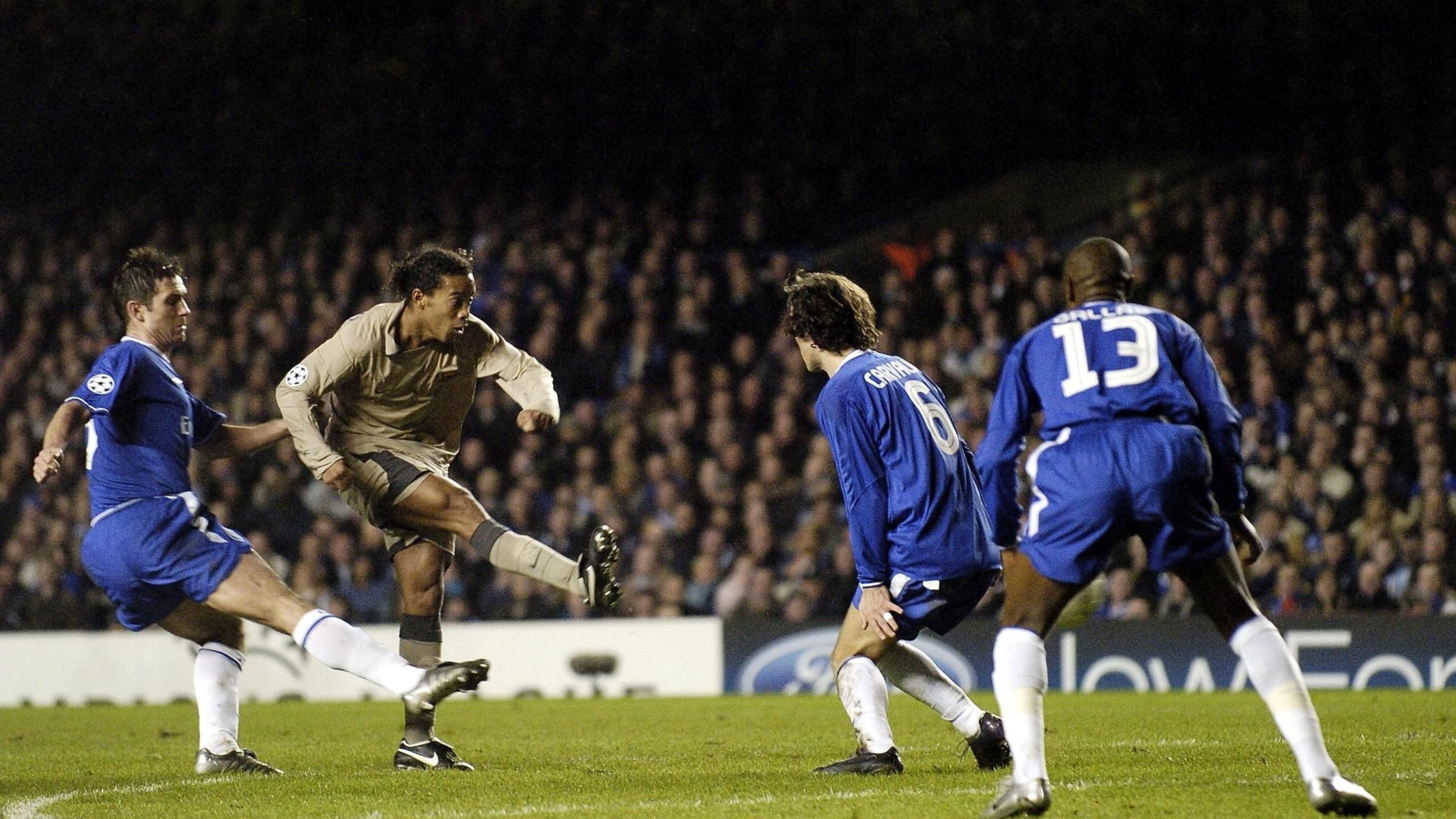 Σαν σήμερα ο Ροναλντίνιο «ζωγράφισε» στο Στάμφορντ Μπριτζ! (vid)