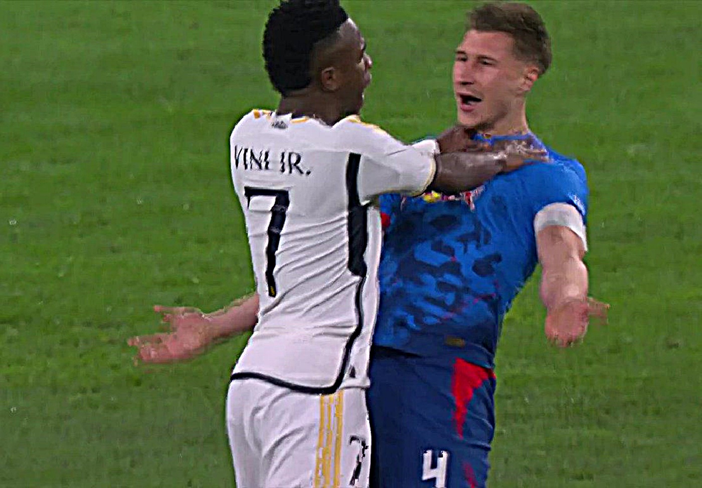 Αψυχολόγητος Βινίσιους με σπρώξιμο εκτός φάσης – Τη… σκαπούλαρε με κίτρινη! (vid)