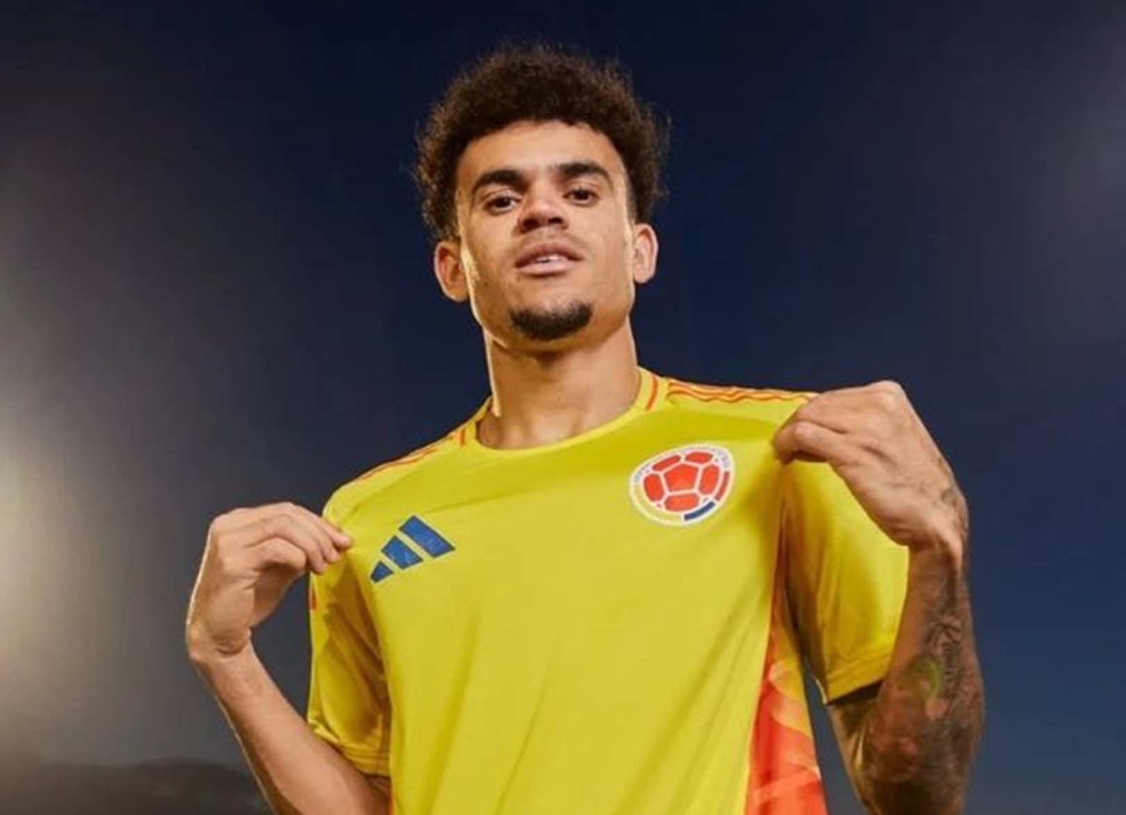 Ο Λουίς Ντίας όταν την… κολλάει, αυτή μετά δύσκολα φεύγει από πάνω του! (vid)