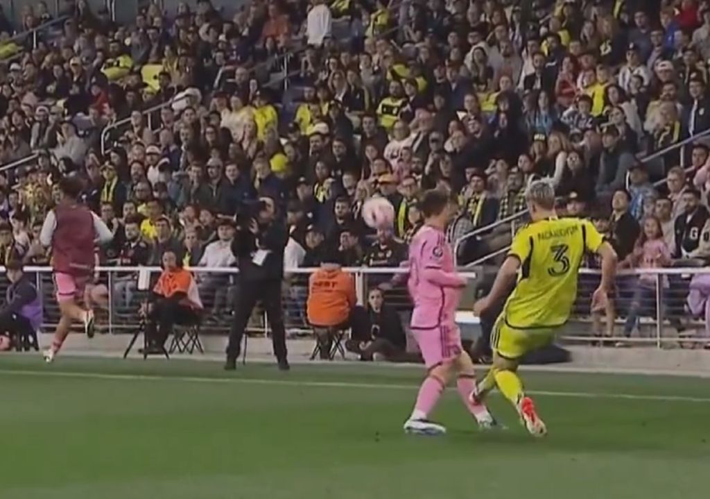 Το δυνατό χτύπημα του παίκτη της Νέισβιλ στον Λιονέλ Μέσι (vid)