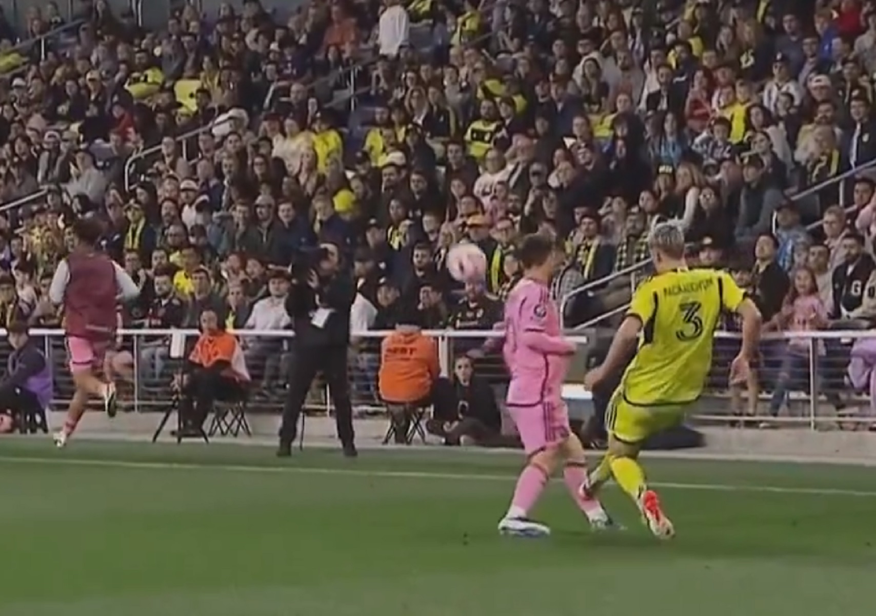 Το δυνατό χτύπημα του παίκτη της Νέισβιλ στον Λιονέλ Μέσι (vid)