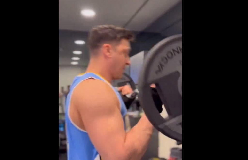 Ο Οζιλ πήζει στο γυμναστήριο και μετατρέπεται σε κτήνος (vid)